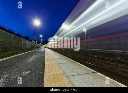 ScotRail-Zug, der den Bahnhof Stow auf der Borders Railway mit Geschwindigkeit und Bewegungsunschärfe passiert Stockfoto