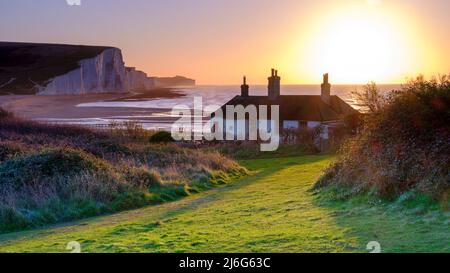 Cuckmere Haven, Großbritannien - 5. Januar 2022: Sonnenaufgang im Winter auf den Seven Sisters und dem Cuckmere Haven aus der Nähe von Seaford, East Sussex, Großbritannien Stockfoto