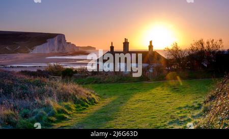 Cuckmere Haven, Großbritannien - 5. Januar 2022: Sonnenaufgang im Winter auf den Seven Sisters und dem Cuckmere Haven aus der Nähe von Seaford, East Sussex, Großbritannien Stockfoto