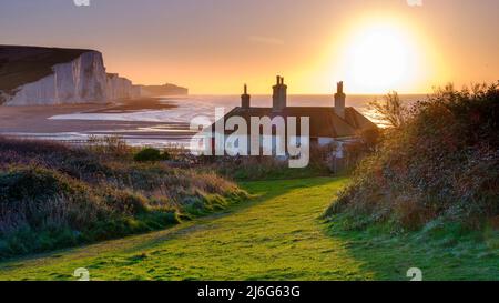 Cuckmere Haven, Großbritannien - 5. Januar 2022: Sonnenaufgang im Winter auf den Seven Sisters und dem Cuckmere Haven aus der Nähe von Seaford, East Sussex, Großbritannien Stockfoto