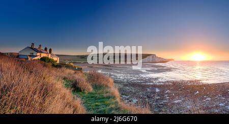 Cuckmere Haven, Großbritannien - 5. Januar 2022: Sonnenaufgang im Winter auf den Seven Sisters und dem Cuckmere Haven aus der Nähe von Seaford, East Sussex, Großbritannien Stockfoto