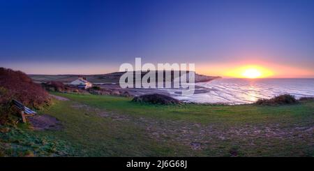 Cuckmere Haven, Großbritannien - 5. Januar 2022: Sonnenaufgang im Winter auf den Seven Sisters und dem Cuckmere Haven aus der Nähe von Seaford, East Sussex, Großbritannien Stockfoto