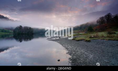 Grasmere, Großbritannien - 29. März 2022: Frühlingssonnenaufgang über dem Rydal-Wasser im Lake District National Park Stockfoto