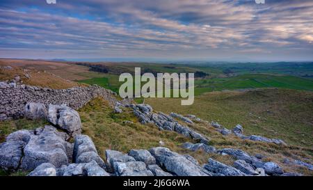 Malham, Großbritannien - 28. märz 2022: Der Blick von Malham Ling über die Gordale Bridge Stockfoto