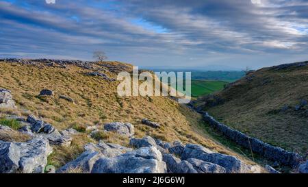 Malham, Großbritannien - 28. märz 2022: Der Blick von Malham Ling über die Gordale Bridge Stockfoto