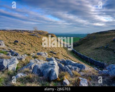 Malham, Großbritannien - 28. märz 2022: Der Blick von Malham Ling über die Gordale Bridge Stockfoto