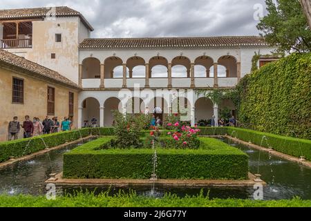 Alhambra Granada Spanien - 09 14 2021: Blick von außen auf den Garden Water Channel oder Patio de la Sultana, auf die Generalife-Gärten, innen auf die Alhambra Stockfoto