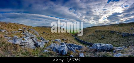 Malham, Großbritannien - 28. märz 2022: Der Blick von Malham Ling über die Gordale Bridge Stockfoto