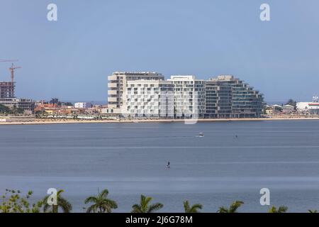 Luanda Angola - 10 13 2021: Luanda Bucht, moderne Architektur Gebäude, marginale und zentrale Gebäude auf der Cabo Insel, Luanda, Angola Stockfoto