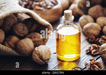 Walnüsse. Flasche ätherisches Nussöl, Sack Walnüsse. Stockfoto