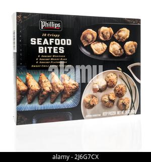 Winneconne, WI -23 April 2022: Ein Paket von phillips Meeresfrüchten Bissen mit Wontons, Geldbeutel und Fladenbrot auf einem isolierten Hintergrund Stockfoto