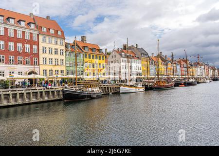 Schöne Luftaufnahme von Nyhavn, Kanal und Unterhaltungsviertel in Kopenhagen, Dänemark, den Hafen und die von bunten Stadthäusern gesäumt Stockfoto