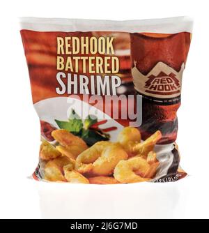 Winneconne, WI -23 April 2022: Ein Paket von Rothakengarnelen auf einem isolierten Hintergrund Stockfoto