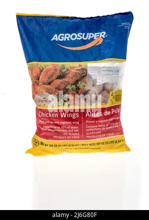 Winneconne, WI -23 April 2022: Ein Paket von agrosuper Hühnerbüffelflügeln auf einem isolierten Hintergrund Stockfoto