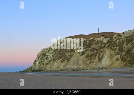 Das Dover Patrol Monument und der Strand am Cap Blanc-Nez (Opalküste) in Pas-de-Calais, Frankreich bei Sonnenuntergang Stockfoto