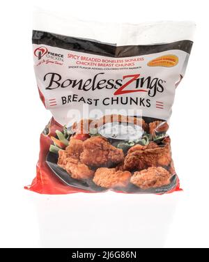 Winneconne, WI -23 April 2022: Ein Paket von Pierce Hühnchen-Büffelflügeln auf einem isolierten Hintergrund Stockfoto