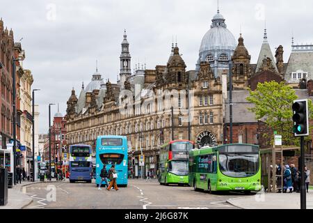 Leeds - Kirkgate Market, Vicar Lane und Busse an der Corn Exchange Bushaltestelle Stockfoto