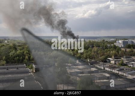 Rauch erscheint am Horizont, kurz nachdem die russische Artillerie in der Nähe im Pjatikhatki-Bezirk in Charkiw, Ukraine, am 1. Mai 2022 gelandet ist. Die Sprecherin des Repräsentantenhauses, Nancy Pelosi, führte die erste offizielle Delegation der Gesetzgeber in die Ukraine und wurde die ranghöchste US-Beamtin, die sich mit Präsident Wolodymyr Zelensky traf, seit Russland am 24. Februar einmarschierte, so eine am Sonntag veröffentlichte Erklärung. Kredit: UPI/Alamy Live Nachrichten Stockfoto