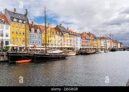 Schöne Luftaufnahme von Nyhavn, Kanal und Unterhaltungsviertel in Kopenhagen, Dänemark, den Hafen und die von bunten Stadthäusern gesäumt Stockfoto