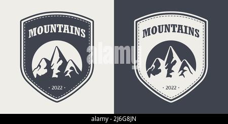 Vector Ventage Etiketten mit handgezeichneten Bergen. 2022. Illustration für Skigebiet, Wandern, Klettern, Mountainbiken Logo Set. Winter Wird Gezeichnet Stock Vektor