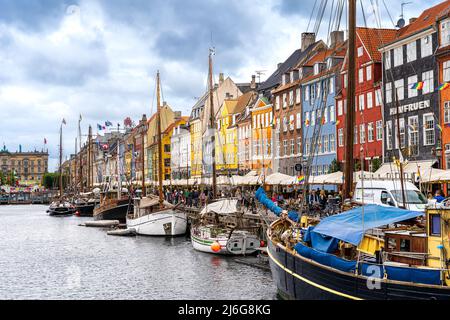 Schöne Luftaufnahme von Nyhavn, Kanal und Unterhaltungsviertel in Kopenhagen, Dänemark, den Hafen und die von bunten Stadthäusern gesäumt Stockfoto