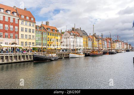 Schöne Luftaufnahme von Nyhavn, Kanal und Unterhaltungsviertel in Kopenhagen, Dänemark, den Hafen und die von bunten Stadthäusern gesäumt Stockfoto