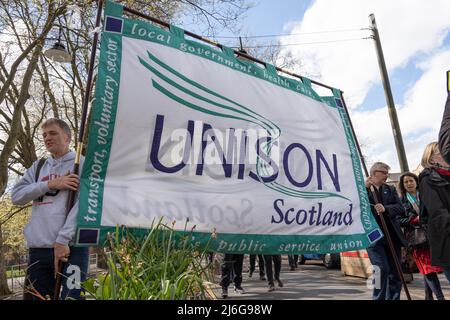 Glasgow, Schottland, Großbritannien. 1.. Mai 2022. Arbeiter, Politiker und Aktivisten gehen zum ersten Mal seit drei Jahren auf die Straßen von Glasgow, um den 1. Mai zu feiern, der auch als Internationaler Arbeitertag bekannt ist. Marsch vom George Square zum Kelvingrove Bandstand für ein Festival mit Musik, Lautsprechern und Unterhaltung. Kredit: R.Gass/Alamy Live Nachrichten Stockfoto