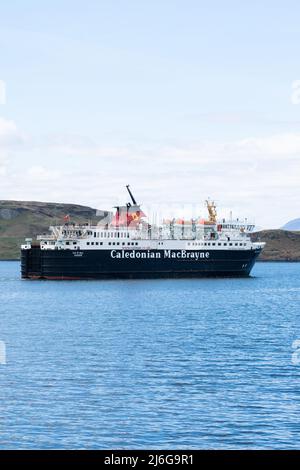 Caledonian MacBrayne Fähre, die in schottischen Gewässern mit Hügeln im Hintergrund segelt Stockfoto