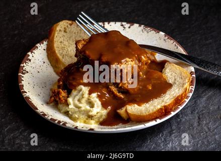 Warmes und herzhaftes Abendessen mit Hackbraten, mit Kartoffelpüree und Soße Stockfoto