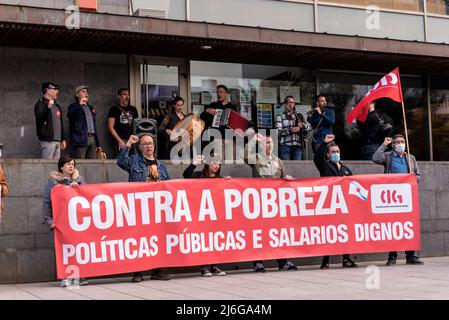 CANGAS, PONTEVEDRA, SPANIEN - 01. Mai 2022: Am. Mai protestierten die Arbeitertage mit roten Transparenten vor dem Rathaus am Abend Stockfoto