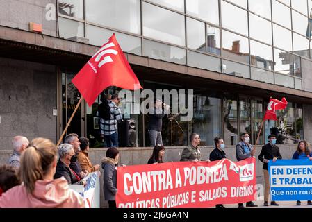 CANGAS, PONTEVEDRA, SPANIEN - 01. Mai 2022: Gewerkschaftsvertreter hält am internationalen Arbeitstag eine Rede vor dem Rathaus von cangas ac Stockfoto