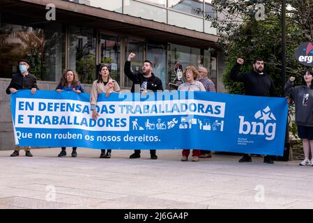 CANGAS, PONTEVEDRA, SPANIEN - 01. Mai 2022: Am. Mai protestierten die Arbeitertage mit einem blauen Banner vor dem Rathaus am Abend Stockfoto