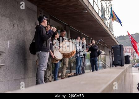 CANGAS, PONTEVEDRA, SPANIEN - 01. Mai 2022: Eine traditionelle Band schließt die Ereignisse vom 1. Mai 2022 am Abend ab Stockfoto