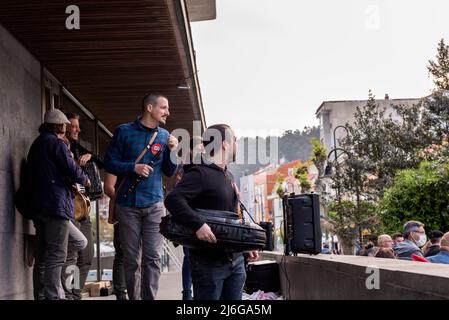 CANGAS, PONTEVEDRA, SPANIEN - 01. Mai 2022: Eine traditionelle Band schließt die Ereignisse vom 1. Mai 2022 am Abend ab Stockfoto