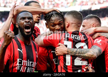 Rafael Leao vom AC Mailand (c) feiert mit Fikayo Tomori, Zlatan Ibrahimovic, Ante Rebic und Rade Krunic, nachdem er während des Fußballspiels der Serie A 2021/2022 zwischen AC Mailand und ACF Fiorentina im San Siro Stadion in Mailand (Italien) das Tor von 1-0 erzielt hat, Mai 1. 2022. Foto Andrea Staccioli / Insidefoto Stockfoto