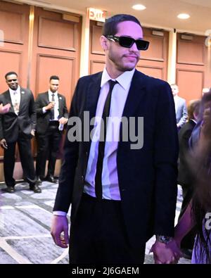 30. April 2022, Washington, District of Columbia, USA: 4/30/22- The Washington Hilton- Washington DC..The White House Correspondent's Association.veranstaltet das jährliche Abendessen 108. zur Feier des ersten Amendments.Pete Davidson kommt zum Abendessen. (Bild: © Christy Bowe/ZUMA Press Wire) Stockfoto