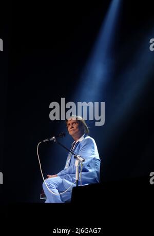 30. April 2022, Washington, District of Columbia, USA: Brasilianischer Singer-Songwriter, Roberto CARLOS, auch bekannt als König der Lateinmusik oder einfach der König, singt in der DAR Constitution Hall in Washington, DC im Rahmen seiner Tournee durch Nord- und Mittelamerika 2022. Er gilt als einer der einflussreichsten Künstler in Brasilien, und zitiert als Quelle der Inspiration von vielen Künstlern und Bands seit dem 1960â €™s. (Bild: © Bob Karp/ZUMA Press Wire) Stockfoto