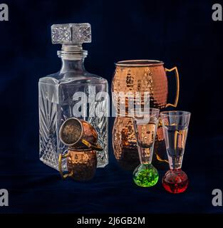 Kupfertrinkbecher. Klassisches Moskauer Maultier. Dieses Moskauer Maultierrezept bereitet jedes Mal einen köstlichen süßen und erfrischenden Cocktail zu. Stockfoto