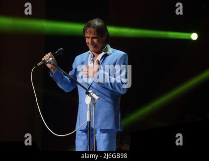 30. April 2022, Washington, District of Columbia, USA: Brasilianischer Singer-Songwriter, Roberto CARLOS, auch bekannt als König der Lateinmusik oder einfach der König, singt in der DAR Constitution Hall in Washington, DC im Rahmen seiner Tournee durch Nord- und Mittelamerika 2022. Er gilt als einer der einflussreichsten Künstler in Brasilien, und zitiert als Quelle der Inspiration von vielen Künstlern und Bands seit dem 1960â €™s. (Bild: © Bob Karp/ZUMA Press Wire) Stockfoto