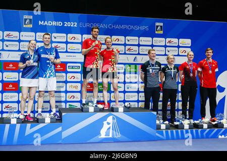 Podiumsplatzierung im gemischten Doppel, Thom Gicquel und Delphine Delrue aus Frankreich Silbermedaille, Isabel Lohau und Mark Lamsfuss aus Deutschland Goldmedaille, Robin Tabeling und Selena Piek aus den Niederlanden, Mikkel Mikkelsen und Rikke Soby aus Dänemark Bronzemedaille während der Badminton-Europameisterschaft 2022 am 30. April, 2022 im Gallur Sports Center in Madrid, Spanien - Foto: Irina R Hipolito/DPPI/LiveMedia Stockfoto