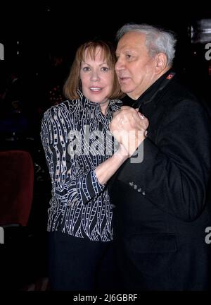 NEW YORK CITY - 17. DEZEMBER 2009 Ron und Betty Galella tanzen auf der Buchparty, die Antony Haden-Gast für Rons neues Buch „VIVA L’ITALIA!“ gestürzt hat Stockfoto