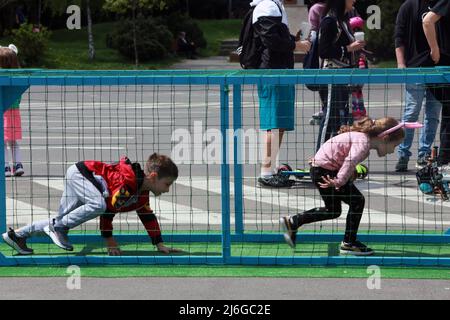 (220501) -- BUKAREST, 1. Mai 2022 (Xinhua) -- am 1. Mai 2022 spielen Kinder in einer Fußgängerzone auf einer Straße in Bukarest, Rumänien. Während das Rathaus von Bukarest eine neue Ausgabe der Veranstaltung „Offene Straßen“ lancierte, werden mehrere Straßen in der Stadt am Wochenende zwischen dem 30. April und dem 16. Oktober dieses Jahres zu Fußgängerzonen für Menschen werden, die verschiedene Aktivitäten durchführen können. (Foto von Gabriel Petrescu/Xinhua) Stockfoto