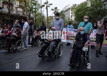 1. Mai 2022, Athen, Griechenland: Menschen mit Behinderungen nehmen an der Kundgebung zum Internationalen Tag der Arbeiter Teil. Tausende griechischer Arbeiter gingen auf die Straße, um den Internationalen Tag der Arbeit zu feiern und gegen hohe Preise und Energiekosten zu protestieren, die die Haushalte quälen, da der Konflikt in der Ukraine den europäischen Volkswirtschaften ihren Tribut fordert. (Bild: © Dimitris Aspiotis/Pacific Press über ZUMA Press Wire) Stockfoto