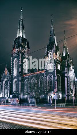 Dramatischer Blick auf die Kirche von St. Elizabeth und Olha bei Nacht in Lemberg. Ukraine, Lemberg. Stockfoto