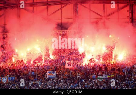 Flares von Anhängern der „Südsieger“ während des Fußballspiels der französischen Ligue 1 zwischen Olympique de Marseille (OM) und Olympique Lyonnais (OL, Lyon) am 1. Mai 2022 im Stade Velodrome in Marseille, Frankreich - Foto Jean Catuffe / DPPI Stockfoto