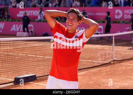 Sebastian Baez aus Argentinien (R) feiert den Sieg beim Millennium Estoril Open Final ATP 250 Tennisturnier im Clube de Tenis do Estoril.Endstand: Frances Tiafoe 0:2 Sebastian Baez Stockfoto