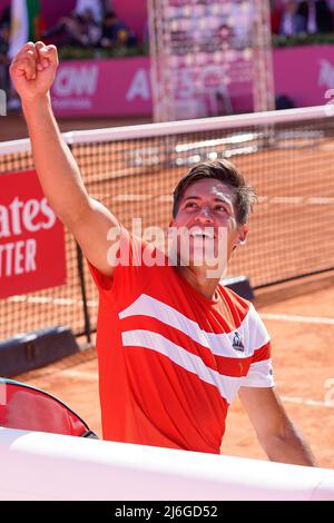 Sebastian Baez aus Argentinien (R) feiert den Sieg beim Millennium Estoril Open Final ATP 250 Tennisturnier im Clube de Tenis do Estoril.Endstand: Frances Tiafoe 0:2 Sebastian Baez Stockfoto