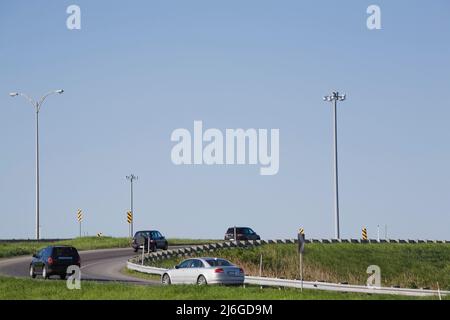 Autos in Bewegung auf einer Autobahn-Rampe. Stockfoto