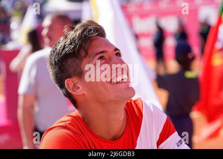 Sebastian Baez aus Argentinien (R) feiert den Sieg beim Millennium Estoril Open Final ATP 250 Tennisturnier im Clube de Tenis do Estoril.Endstand: Frances Tiafoe 0:2 Sebastian Baez (Foto: Bruno de Carvalho / SOPA Images/Sipa USA) Stockfoto