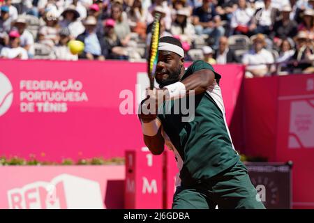 Frances Tiafoe aus den Vereinigten Staaten von Amerika gibt einen Ball an Sebastian Baez aus Argentinien während des Millennium Estoril Open Final ATP 250 Tennisturniers im Clube de Tenis do Estoril zurück.Endstand: Frances Tiafoe 0:2 Sebastian Baez (Foto: Bruno de Carvalho / SOPA Images/Sipa USA) Stockfoto